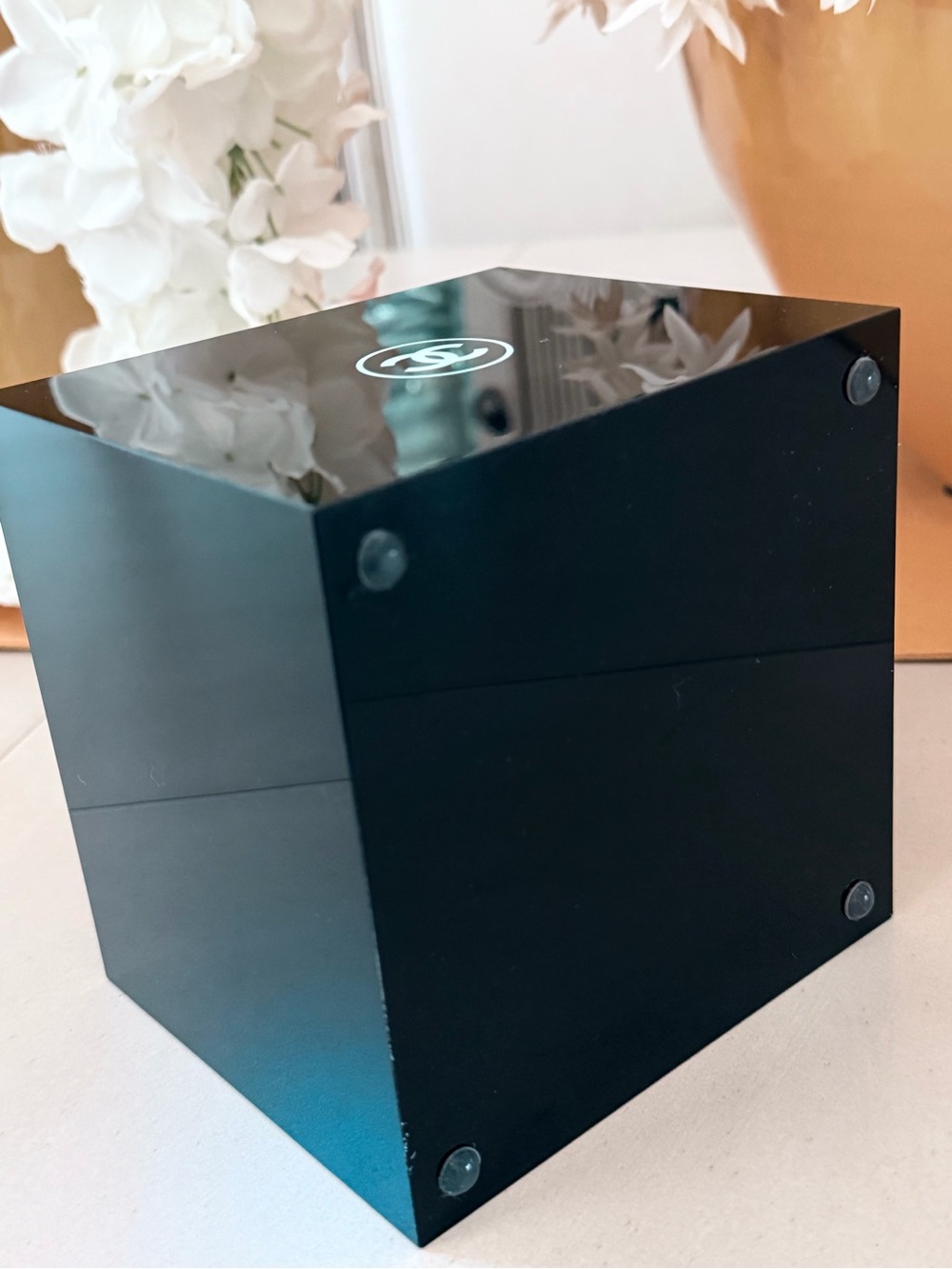 CHANEL Black & White Acrylic Cosmetic Caddy with CC Emblem - Picture 4 of 8